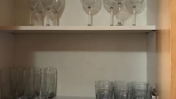 Dúplex Deluxe, 2 habitaciones | Cocina privada | Refrigerador con congelador, microondas, horno y parrilla de estufa