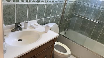 Appartement Duplex Deluxe, 2 chambres | Salle de bain | Ensemble douche/baignoire, articles de toilette gratuits, sĂšche-cheveux