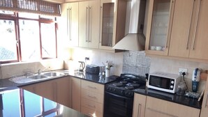 Appartamento Standard, 2 camere da letto | Cucina privata | Macchina per tè/caffè, frigorifero con congelatore, forno, piano cottura