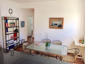 Apartamento standard, 2 quartos | Opções para refeição no quarto