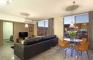 Living room - The Odyssey Luxury Apartment 507 (Cape Town)