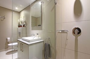 Apartamento estándar, 1 habitación | Baño | Ducha y secador de pelo