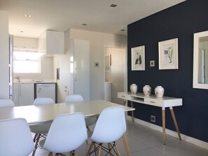 Cascades 2 bed 'FRESH LOOK & GREAT VIEW' | In-room dining - Cascades 2 bed 'FRESH LOOK & GREAT VIEW' (Cape Town)