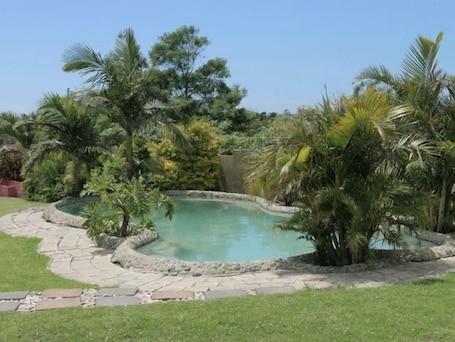Una piscina techada, una piscina al aire libre