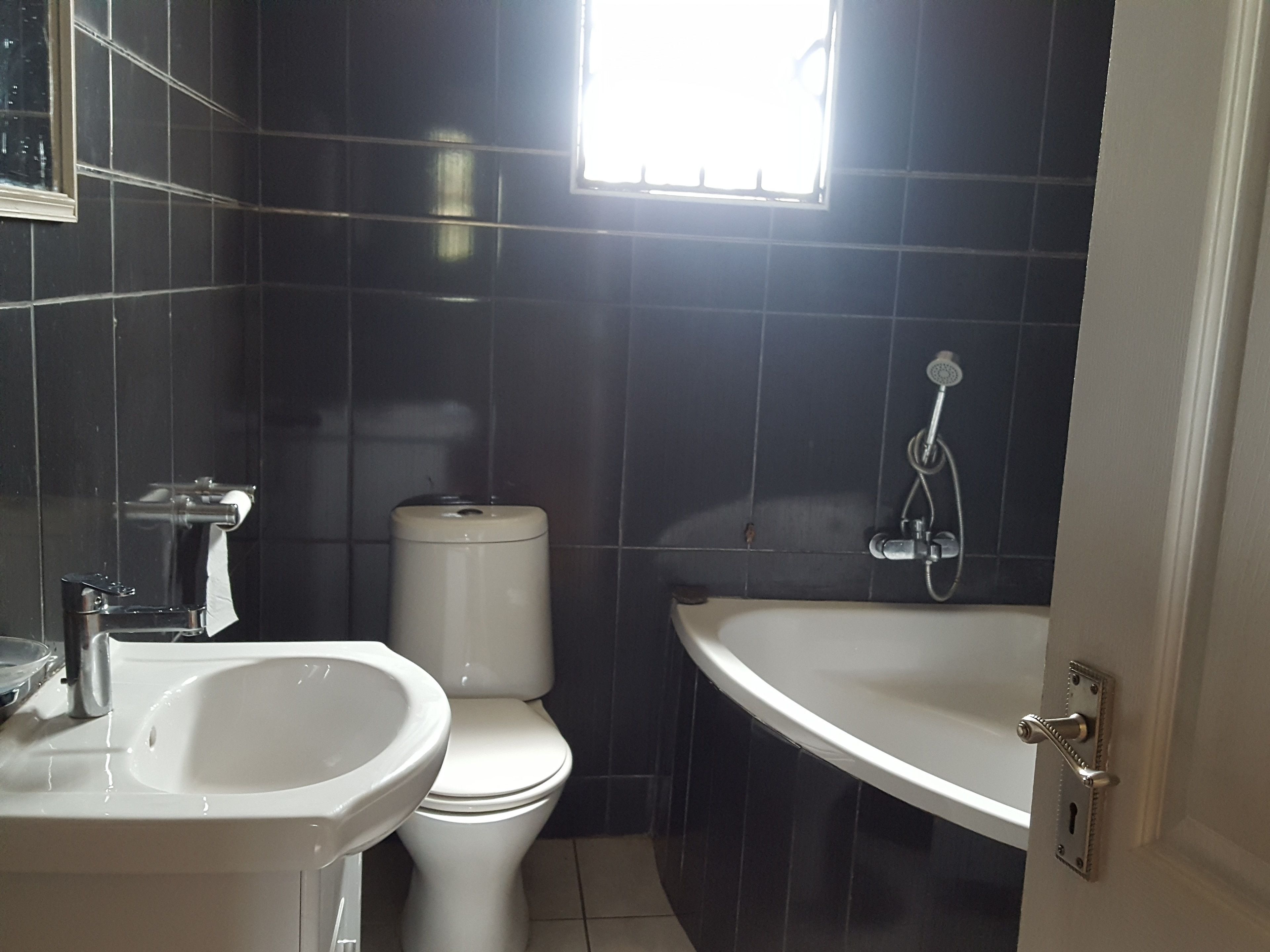 Apartment (Bachelor Flat) | Bathroom | Combined shower/tub, towels
