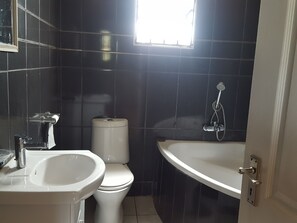Apartment (Bachelor Flat) | Bathroom | Combined shower/bathtub, towels - Sleep Well BnB (East London)