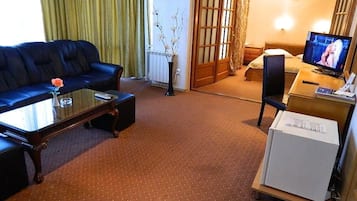 Suite superior, 1 habitación, fumadores, vistas a la ciudad | Minibar, caja fuerte, escritorio y camas supletorias
