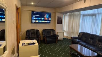 Superior Suite, 1 Bedroom, Smoking, City View | Minibar, in-room safe, desk, WiFi (free)