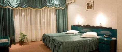 Superior-Einzelzimmer, Raucher, Stadtblick | Minibar, Zimmersafe, Schreibtisch, Zustellbetten