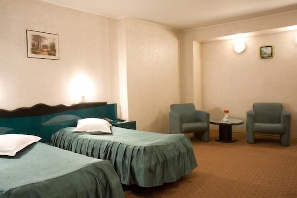 Superior Twin Room, 1 Bedroom, Smoking, City View | Minibar, in-room safe, desk, free WiFi