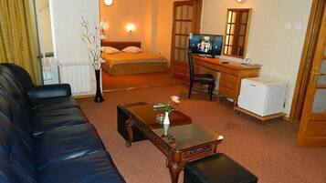 Superior suite, 1 slaapkamer, roken, uitzicht op stad | Een minibar, een kluis op de kamer, een bureau, extra bedden