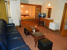 Superior Suite, 1 Bedroom, Smoking, City View | Minibar, in-room safe, desk, rollaway beds