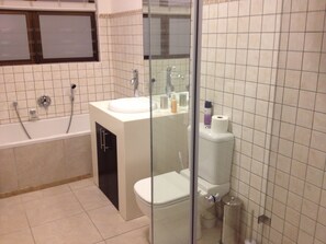 Apartment, 3 Bedrooms | Bathroom | Combined shower/bathtub, hair dryer, towels - An Der Mole Sef Catering apartment Self catering (Swakopmund)