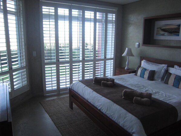 3 bedrooms, Frette Italian sheets, premium bedding, memory foam beds