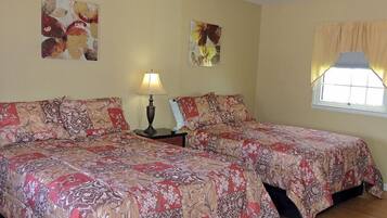 客房, 2 張標準雙人床 | 遮光布/窗簾、折疊床/加床、免費無線上網、床單