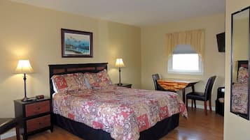 Queen Room | Blackout drapes, rollaway beds, free WiFi, bed sheets