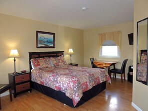 Queen Room | Blackout drapes, rollaway beds, free WiFi, bed sheets - The Clipper Inn (Clayton)