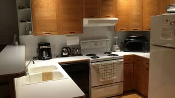 Departamento básico, 2 habitaciones, planta baja | Cocina privada | Refrigerador, microondas, cafetera y tetera y tetera eléctrica