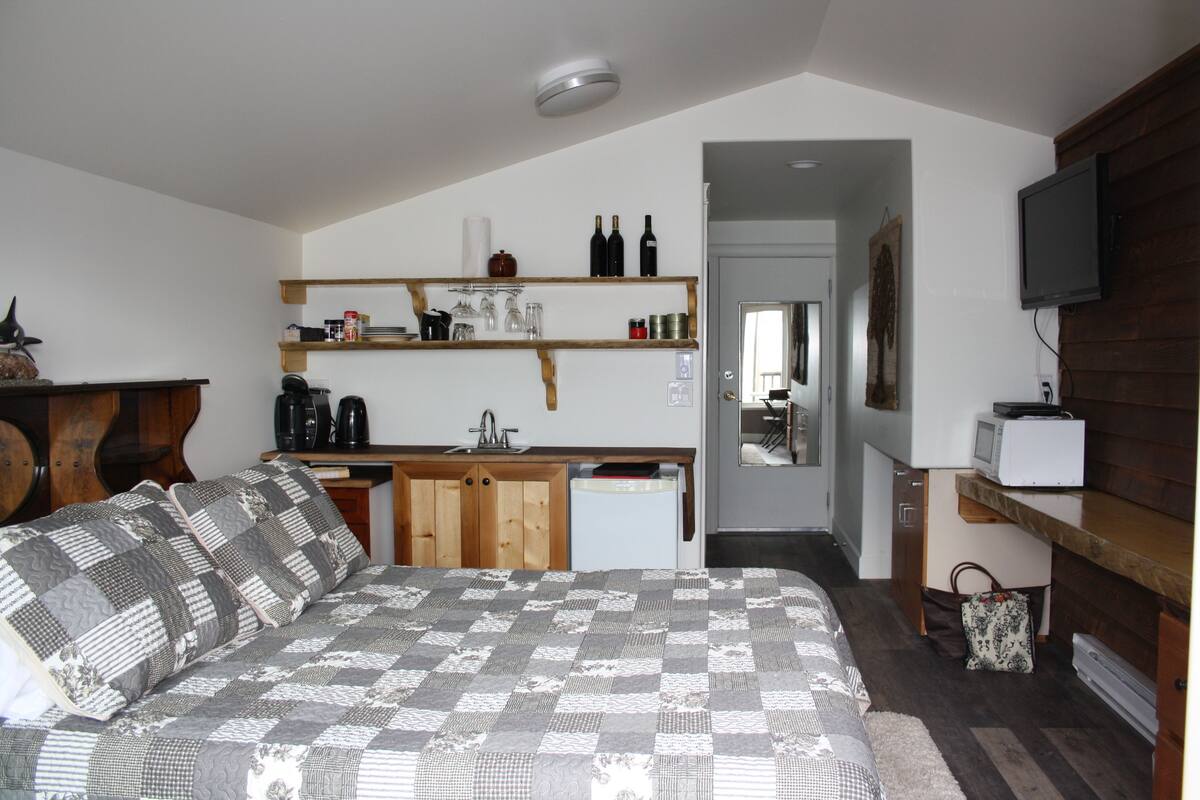 Habitación Deluxe, 1 cama Queen size, con acceso para personas discapacitadas, vista al océano | Cocina privada | Cafetera y tetera, refrigerador, microondas y tetera eléctrica 