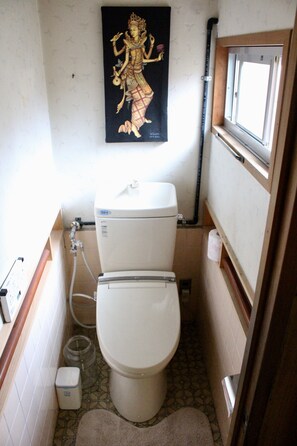 Casa | Baño | Bañera y ducha independientes y artículos de higiene personal gratuitos