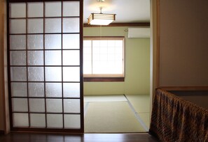 3 habitaciones, espacio para trabajar con laptop y cortinas blackout 