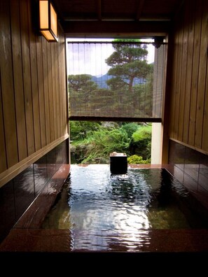 Traditionele kamer (Japanese,PrivateOpen-airBath,UME) | Badkamer | Een bronwaterbad, gratis toiletartikelen, een haardroger, pantoffels