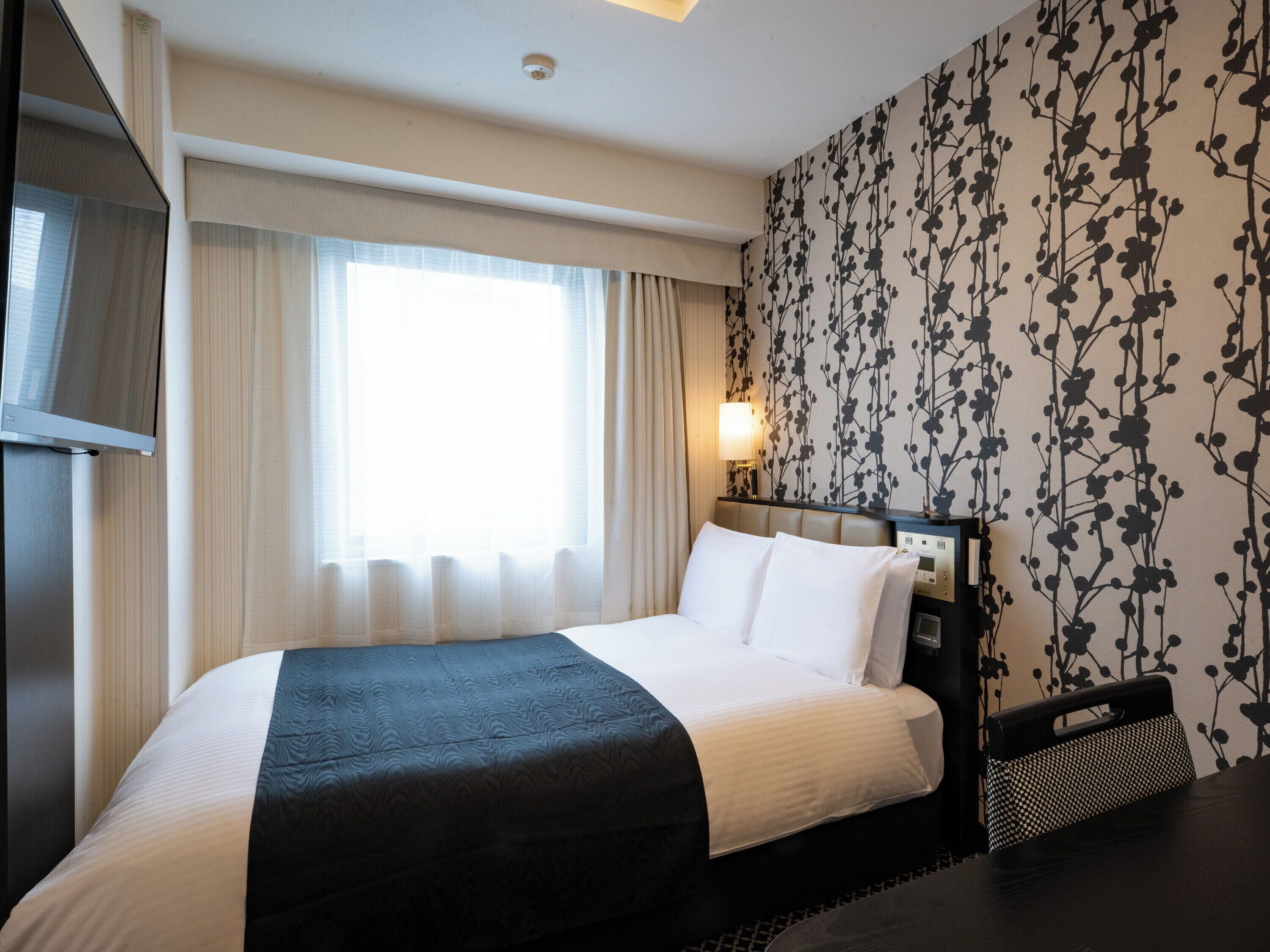 Dundyner, skrivebord, blendingsgardiner og strykejern/-brett