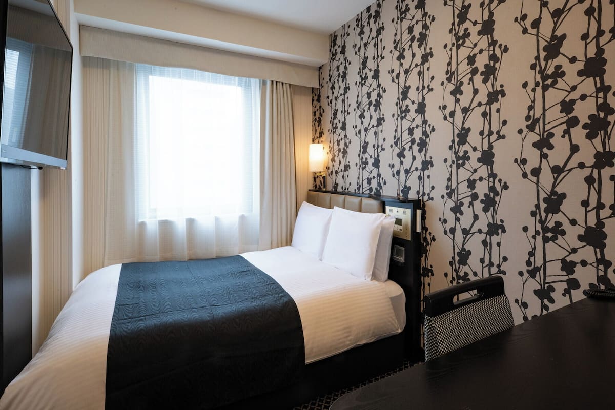 Edredons de pluma, escrivaninha, cortinas blackout