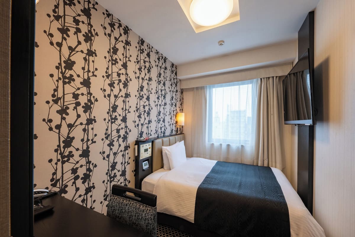 Edredons de pluma, escrivaninha, cortinas blackout