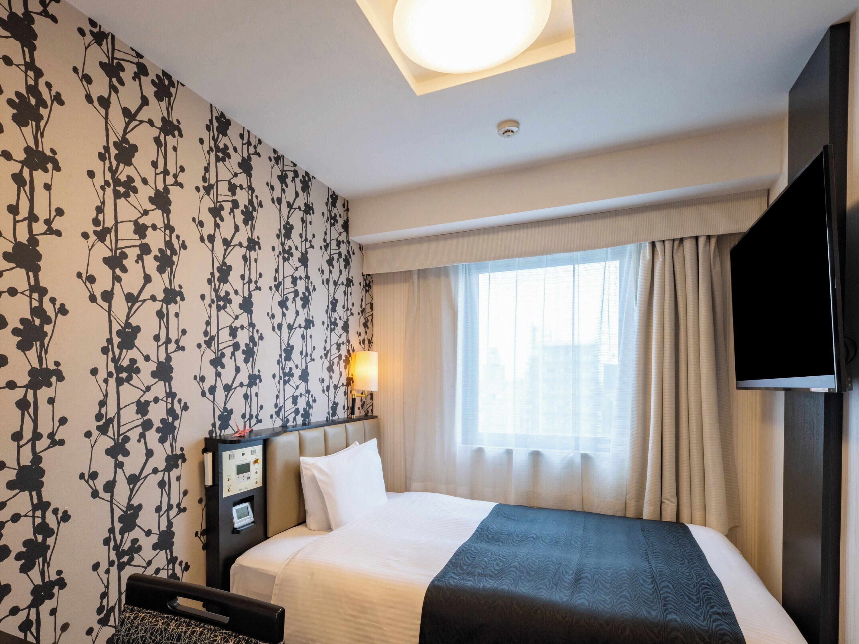 Dundyner, skrivebord, blendingsgardiner og strykejern/-brett