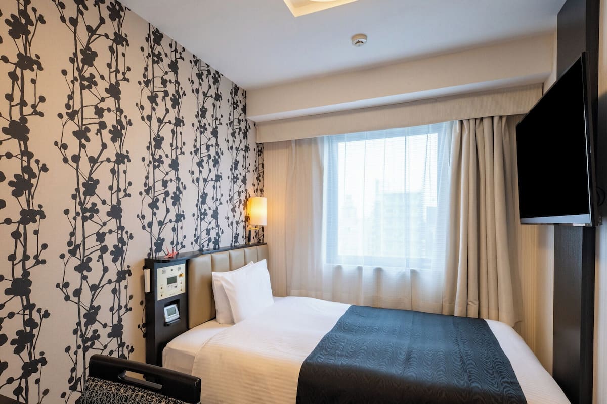 Dundyner, skrivebord, blendingsgardiner og strykejern/-brett