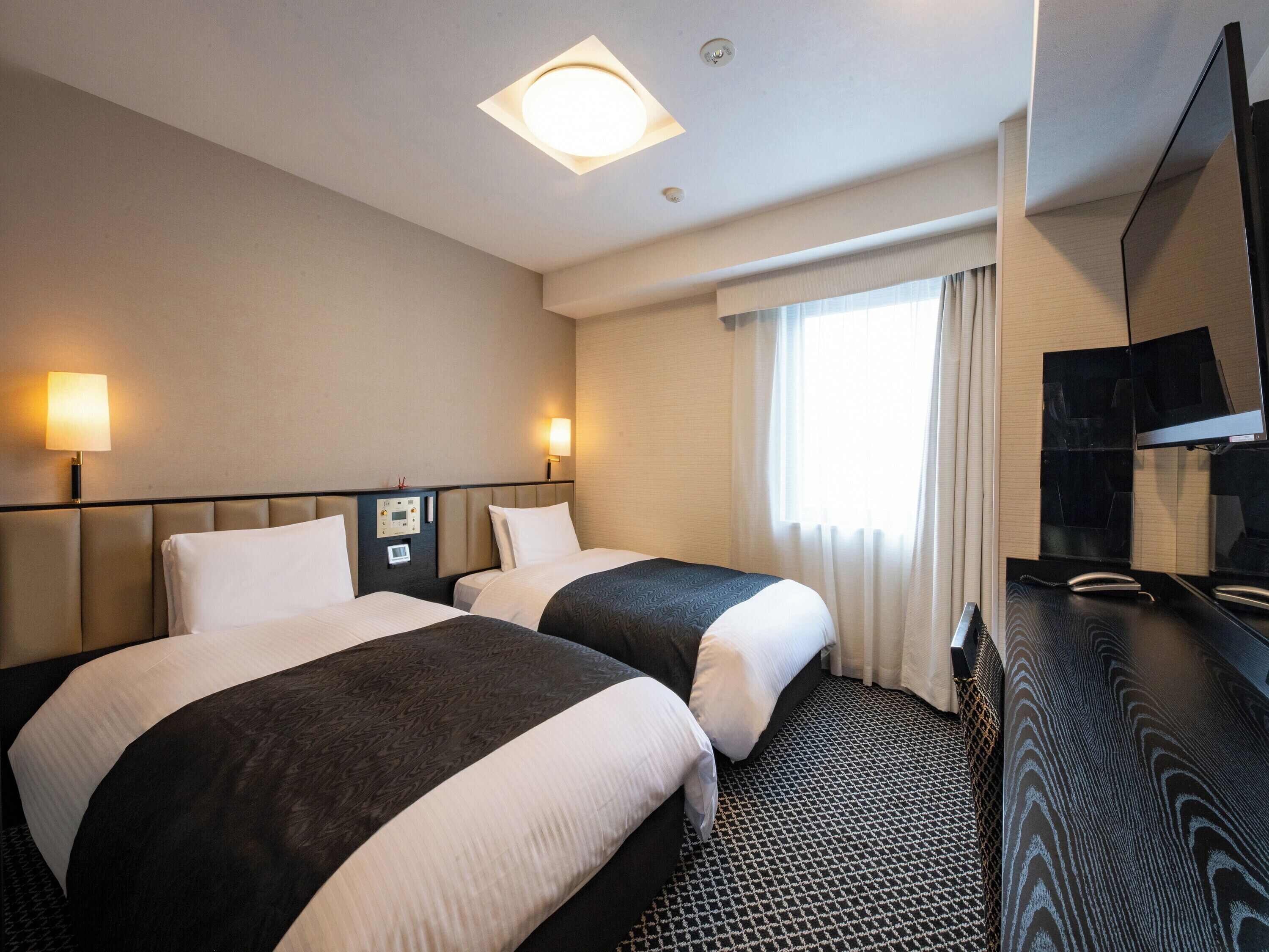 Cubrecamas, escritorio y cortinas blackout 