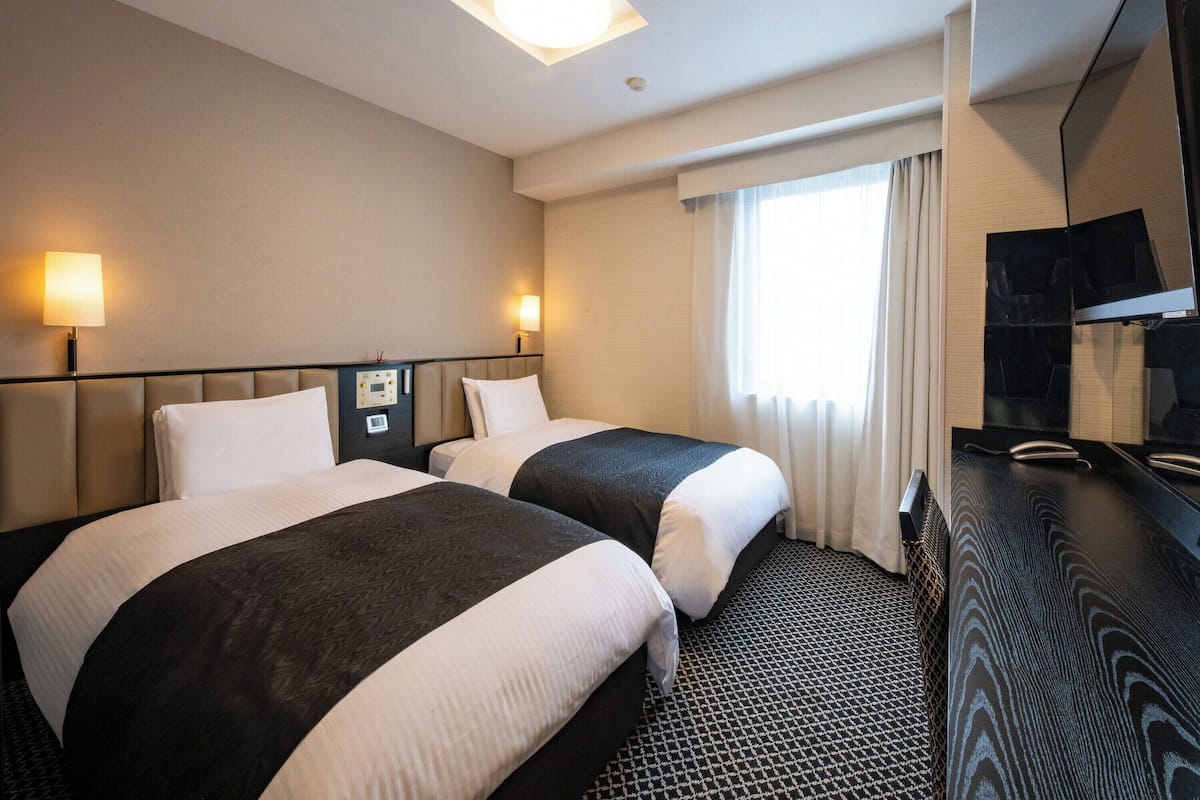 Edredons de pluma, escrivaninha, cortinas blackout