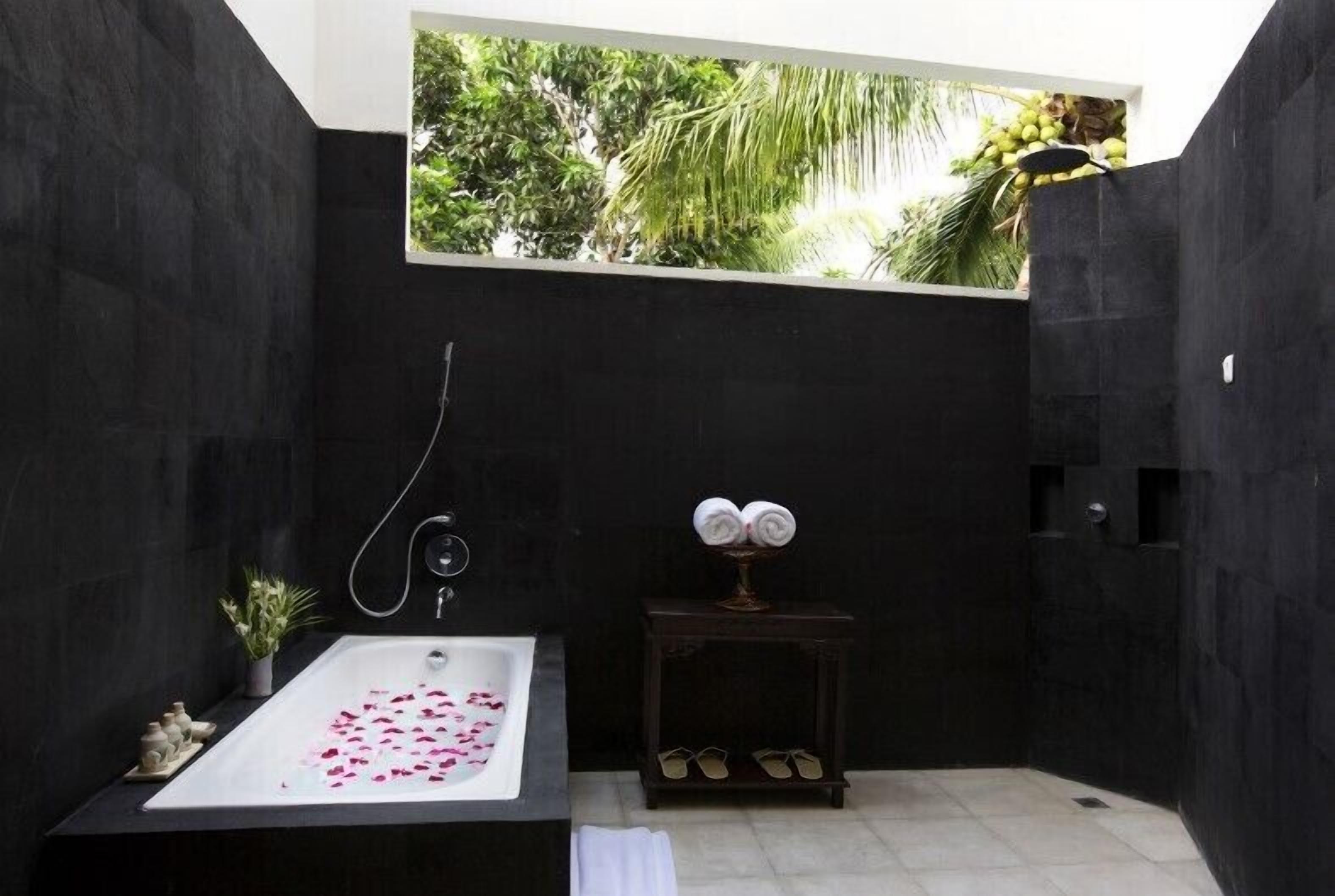 suite, 1 king bed | bathroom | combined shower/bathtub, free toiletries, hair dryer, slippers