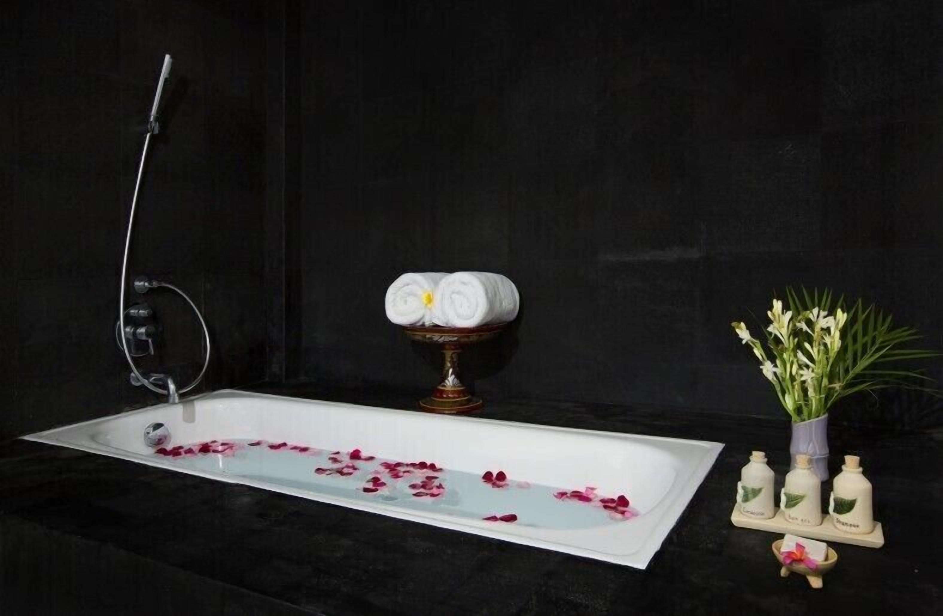 deluxe double room | bathroom | combined shower/bathtub, free toiletries, hair dryer, slippers