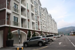 Tempat letak kenderaan sendiri percuma 
