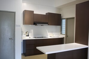 Réfrigérateur, lave-vaisselle, bouilloire électrique, cuiseur de riz