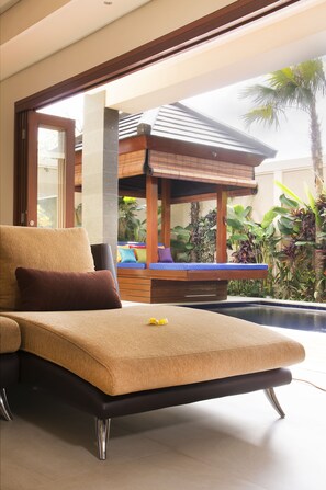 32-inch flat-screen TV with cable channels, LED TV, fireplace - The Oasis Retreat Seminyak (Seminyak)