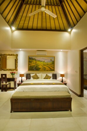 Cofres nos quartos, escrivaninha, cortinas blackout