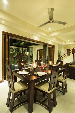 Cofres nos quartos, escrivaninha, cortinas blackout