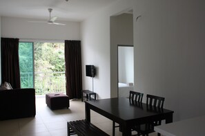 家庭开间 | 起居区 | 32-英寸液晶电视 （  配备有线频道）、电视