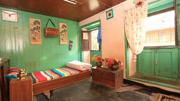 Habitación | Escritorio, tabla de planchar con plancha, wifi gratis y ropa de cama