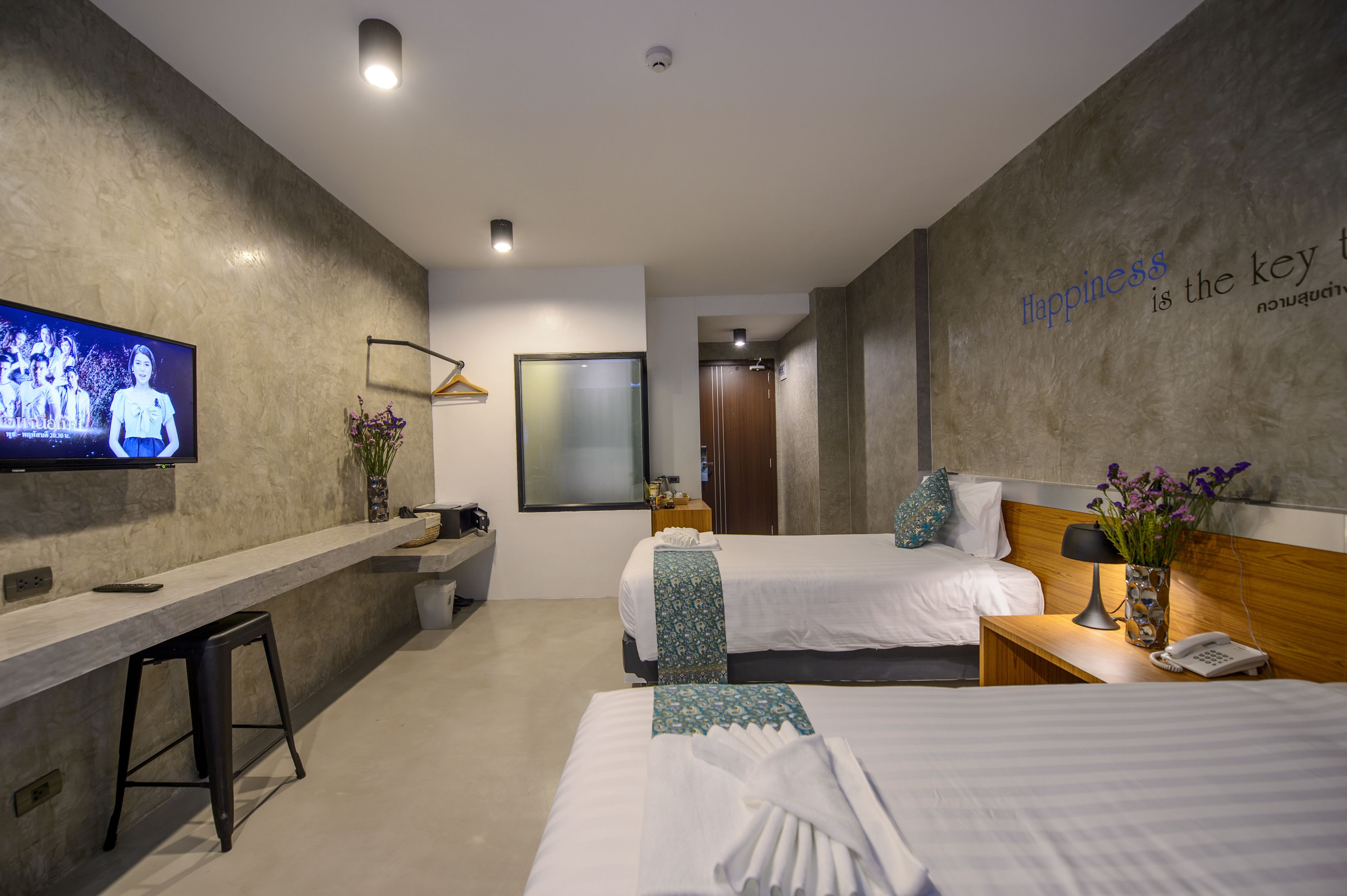 deluxe room | premium bedding, minibar, in-room safe, desk