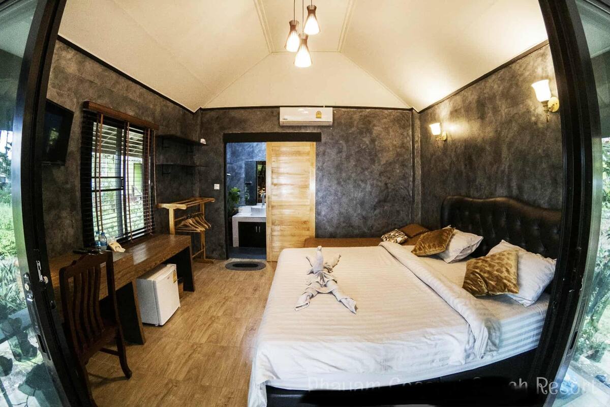 Comfort Double Room | Desk, laptop workspace, bed sheets