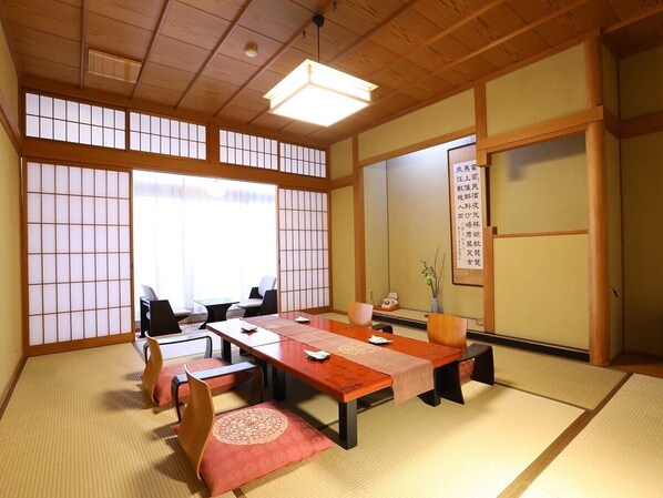 Pengeskab på værelset, skrivebord, arbejdsområde til bærbare computere