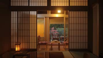 ์ํผ๋ฆฌ์ด๋ฃธ, ๊ธ์ฐ (Japanese Style) | ๊ฐ์ค ๋ด ๊ธ๊ณ , ์ฑ
์, ๋
ธํธ๋ถ ์์
๊ณต๊ฐ, ๋ฌด๋ฃ WiFi