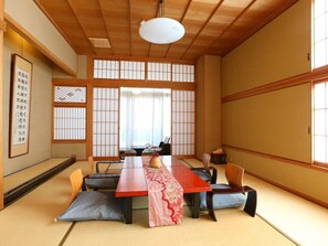 Pengeskab på værelset, skrivebord, arbejdsområde til bærbare computere