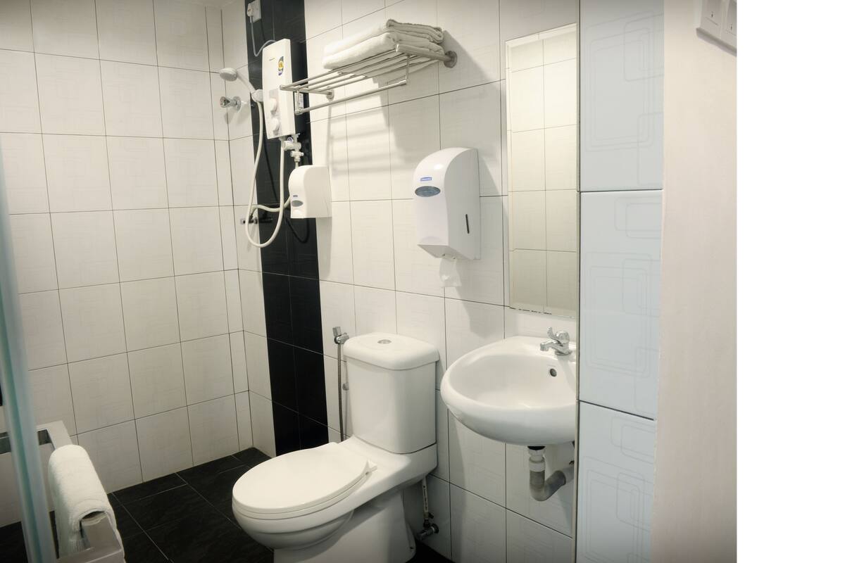 shower, free toiletries, bidet, towels