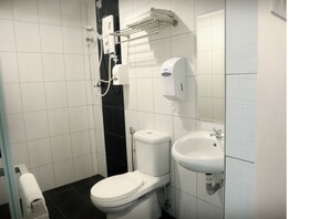 Shower, free toiletries, bidet, towels - Brezza Hotel (Lumut)