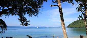 Chomjan Beach Resort